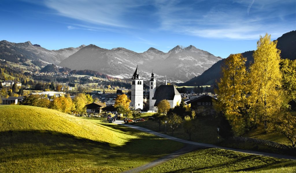 Kitzbühel, Tirol - Stadtzentrum von oben mit Stadtpfarrkirche - Urlaub in Tirol
